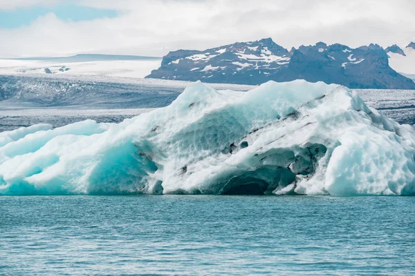 冰原冰川湾蓝色冷水上的大块冰 背景上可见的冰川 — 图库照片