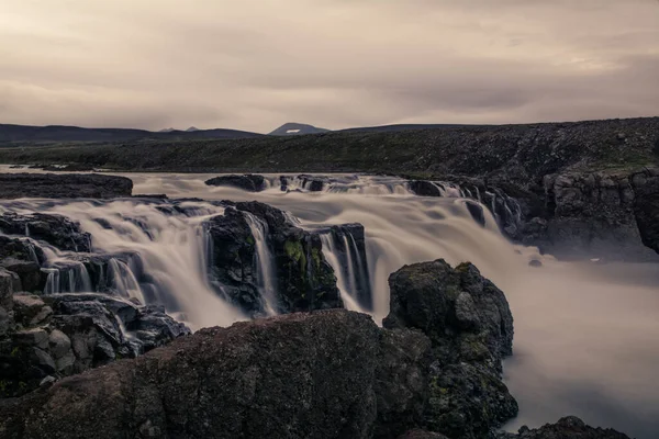Κινηματογραφικό Τοπίο Μεγάλης Έκθεσης Του Ισλανδικού Καταρράκτη Ggjarfoss Συννεφιασμένο Ουρανό — Φωτογραφία Αρχείου
