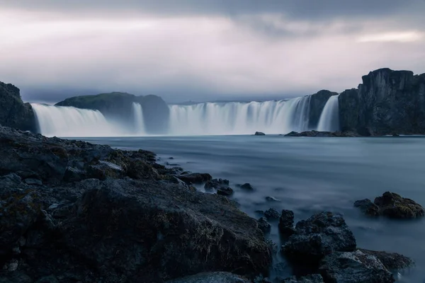 Długa Ekspozycja Krajobraz Icelandyjskiego Wodospadu Godafoss Rozmytą Wodą Spada Wysokiego — Zdjęcie stockowe