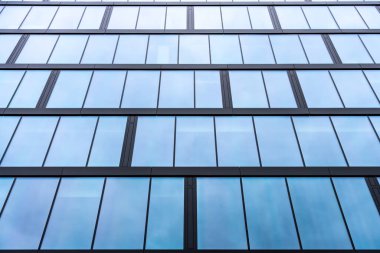 Mavi renkli yansıtıcı pencereli cam bina cephesi