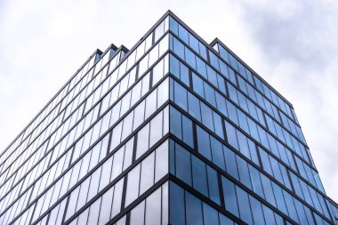 Geometrik pencere desenli cam ofis gökdeleninin köşesi