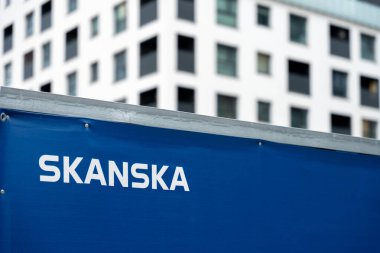 Skanska şantiye afişi konut binasının önünde