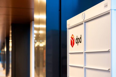 Modern ofis binasındaki DPD teslimat dolabı.