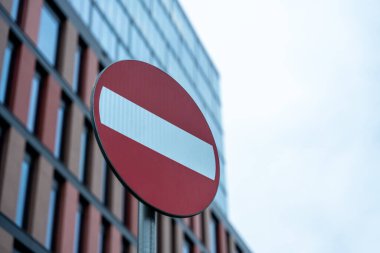 Modern bina arka planına sahip yol işaretini girmeyin