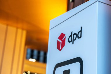 DPD akıllı dolap kulübesi sıcak aydınlatılmış koridorda.