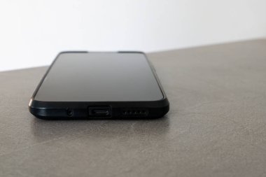 Masada düz ekran ve nötr arkaplan ile akıllı telefon