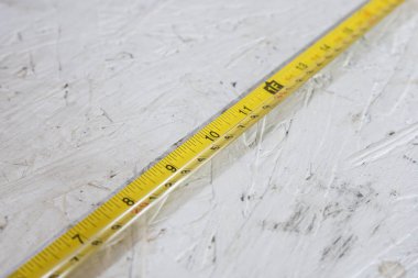 Tahtadaki sarı şerit, yakın plan.