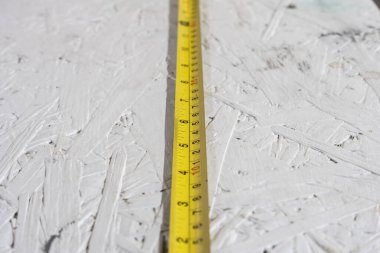 Genişletilmiş sarı şerit beyaz tahta üzerinde.