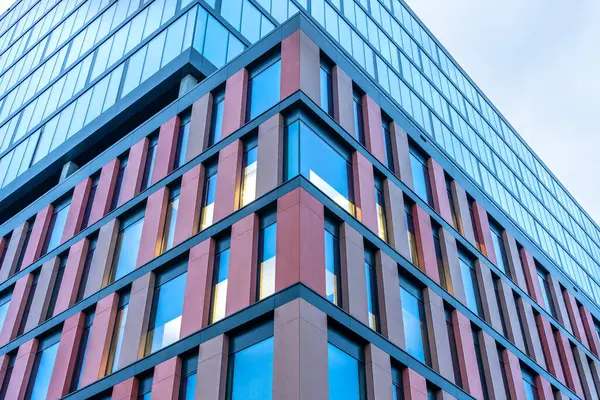 Karışık malzemelerle modern ofis binasının köşesi