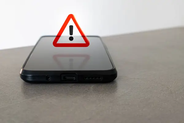 Uyarı işaretli akıllı telefon ekranda