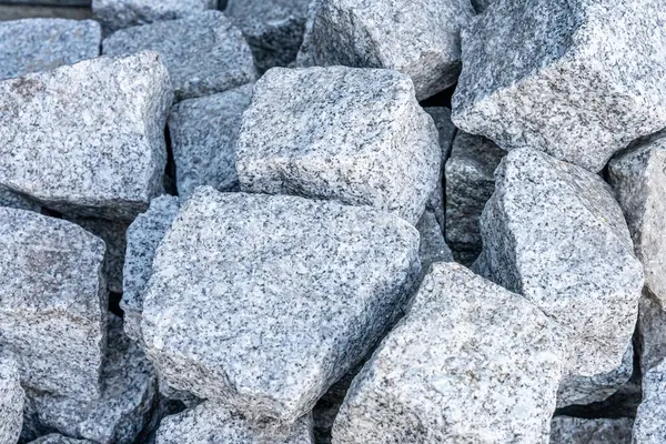 Kaldırım döşemek için gri granit kaldırım taşları yığını