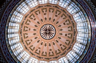 İç kubbe tavanı çiçek süslemesi ve iç mimari tasarım için simetrik cam pencereli iç mimari görseller