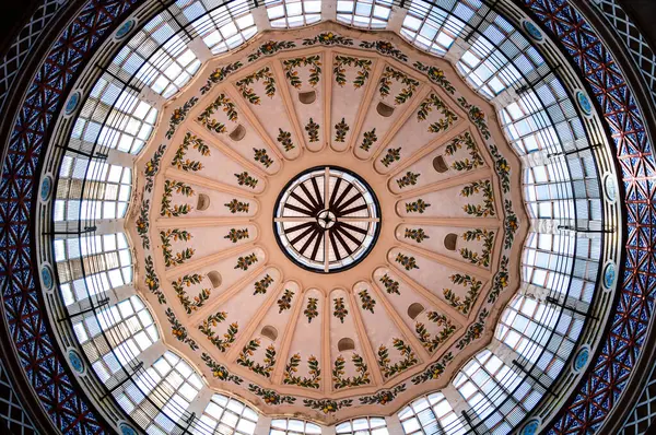 İç kubbe tavanı çiçek süslemesi ve iç mimari tasarım için simetrik cam pencereli iç mimari görseller