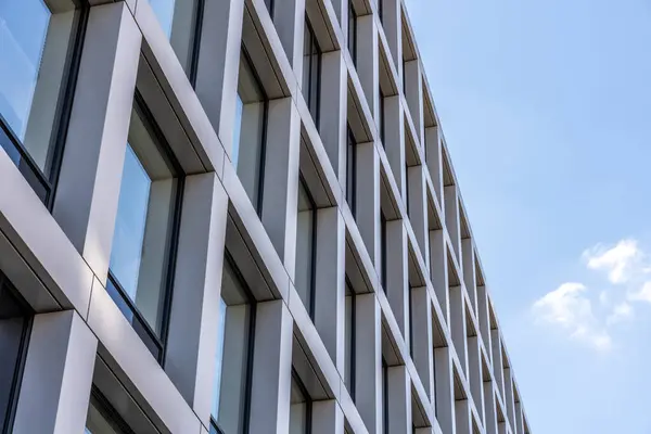 Pürüzsüz dikey ve yatay çizgiler, kentsel tasarım ve gündüz geometri çalışmalarıyla minimalist yapı cephesinin açılı görünümü
