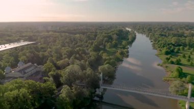 Odra Nehri 'nin havadan görünüşü ve Wroclaw' da manzaralı manzaralı altın saat yeşil çevre