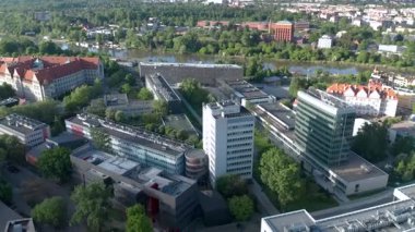 İlkbaharda Wroclaw Bilim ve Teknoloji Üniversitesi 'nin nehir ve yeşillik çevresindeki hava manzarası