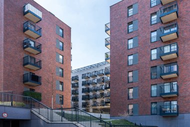 Kırmızı tuğlalı ve modern gri cephe binalı şehir merkezi, Polonya avlu manzaralı