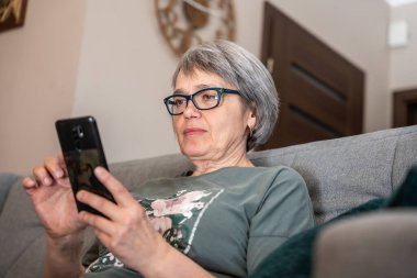 Polonya 'da üst düzey kadın akıllı telefon kullanırken yakın plan çekimleri, ekran teknolojisi iç mekanlarda etkileşimi