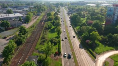 Güneşli bahar gününde üst geçidi, demiryolu ve trafiği, ulaşım ve altyapısı olan çoklu şeritli yol manzarası