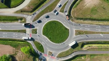 Yoğun türbin tipi, kamyonlar ve yolcu arabalarıyla tepeden tırnağa inen insansız hava aracı görüntüsü. çok şeritli şehir kavşağı