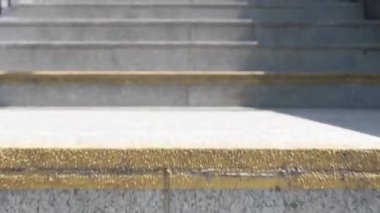 Günışığı ve gölgeli modern taş merdivenlerin yükselen görüntüsü, minimalist kamu altyapısı