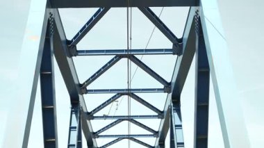 Demiryolu köprüsünden geçen tren raylarının zemin katmanlı görüntüsü, güçlü perspektif ve derinlik