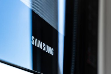 Modern elektronik cihazın parlak siyah yüzeyi üzerinde Samsung logosunun yakın görüntüsü, tüketici teknolojisi görselleri için markalaşma ve ürün tasarımı