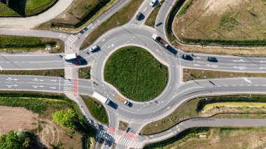 Karmaşık otoyol kavşağı ve eğri yaya rampalarının hava perspektifi, modern altyapıyı ve kentsel hareketlilik planlamasını sembolize ediyor