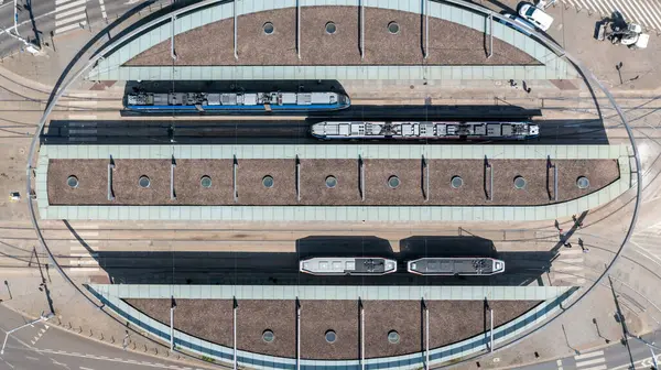 Birçok tramvay ve platform çatısı olan modern tramvay istasyonunun yukarıdan aşağıya havadan çekilmiş görüntüleri, organize kentsel toplu taşıma sistemini vurguluyor