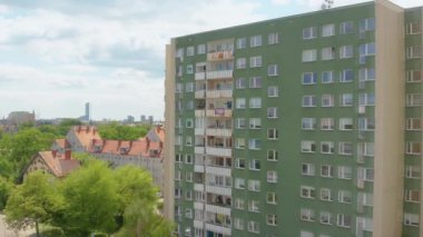 İnsansız hava aracı görüntüleri, Polonya 'nın Wroclaw kentindeki sosyalist döneme ait devasa bir yeşil yerleşim bloğunu gösteriyor. Şehir silueti ve kırmızı çatılı evler Avrupa kentsel dönüşümünü gösteriyor..