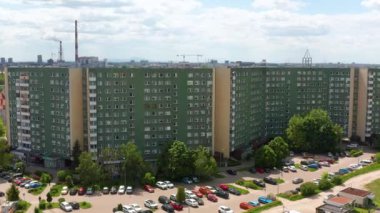 İnsansız hava aracı görüntüleri Polonya 'da yeşil boyalı prefabrik apartman bloklarını gösteriyor. Sosyalist dönemin mimarisini ve yoğun şehir planlama sistemini temsil ediyor..
