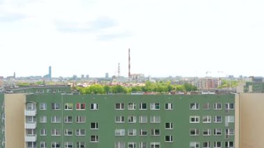 Polonya 'da sosyalist dönemden kalma bir apartman bloğunun tekrarlanan pencere ve balkonlarına odaklanan detaylı insansız hava aracı görüntüleri..