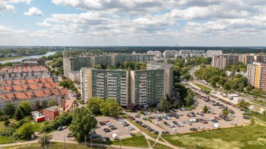 Yoğun apartman blokları, sokaklar ve yeşil alanlarla Polonya 'daki kentsel konut manzarası şehir altyapısını gözler önüne seriyor.