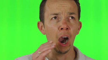 Genç bir erkek görünür şekilde yorgun görünüyor, esniyor ve krom anahtar arka planda dururken uykulu ifadeler sergiliyor. Yüzünü yaklaştır. Yorgunluk, can sıkıntısı ya da uykuyla ilgili konuları tasvir etmek için kullanışlı.