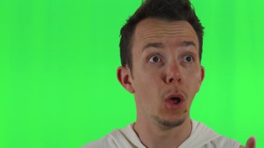 Kolsuz kapüşonlu bir adam, parlak yeşil bir ekranın önünde çeşitli komik ve abartılı yüz reaksiyonları sergiler, kurgu, tepki videoları ve mimler için çok yönlü görüntüler sağlar..