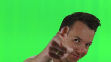 Sıradan giyinmiş genç bir adam izleyiciyi işaret ediyor ve gülümsüyor, bağlılığı teşvik ediyor. Renk arkaplanı motivasyonel veya sosyal medya içeriğinde çok yönlülüğün düzenlenmesine izin verir.