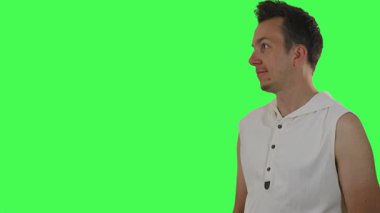 Kolsuz kapüşonlu genç adam yeşil krom anahtar arkaplan önünde anlamlı jestler yapıyor. İçerik oluşturma ve iletişim temaları için uygun.