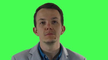 Ceketli bir adamın ön görüntüsü krom anahtar arkaplanından görünmez ekrana bakıyor, teknoloji, yapay zeka tasarımı ve kurumsal arayüz modellemelerinde kullanılıyor.