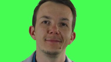 Olumlu yüz ifadeleri ve kroma anahtar arka planda işadamı tarafından olumlu jest, promosyonlar, geri bildirim, başarı ve müşteri memnuniyeti görsellerinde kullanılır