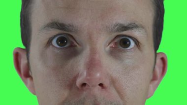 Tarafsız, duygusuz bir adam dosdoğru karşıya bakar, sabit gözleri ve ifadesiz yüzüyle, stüdyoda kroma yeşili karşısında çekilir. Temel görüntü olarak kullanışlı.