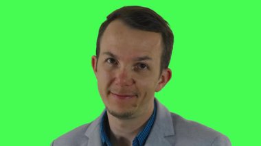 Resmi giyinmiş genç adam, parmaklar yukarı gibi anlamlı el hareketleri yapıyor ve kroma anahtar arkaplan önünde, özel dersler, iş ve pazarlama amaçları için kullanılabilir.