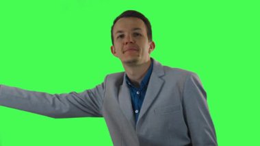 Ceketli bir adam elini çerçeveden indirir, kenardaki görünmeyen bir objeyi kavrar, sonra onu kendine doğru çeker, ekranda kayan bir kaplama ya da tahtayı ortaya çıkarır. Ticari, reklam, pazarlama kullanımı