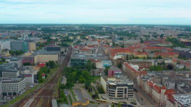 Kırmızıçatılı tarihi mimari, ofis binaları, alışveriş merkezleri ve yeşil ve yollarla çevrili Gökyüzü Kulesi gökdelenlerini birleştiren kentsel Wroclaw şehrinin geniş insansız hava aracı panoraması.