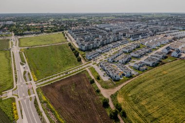 Açık alanların yakınındaki modern banliyö konutları karayolları ve gelişmekte olan şehir bölgesinde planlanan altyapı