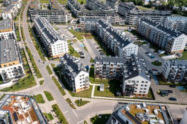 Kentsel konut geliştirme alanında yeşil çatıları olan kompakt konut binalarının hava manzarası