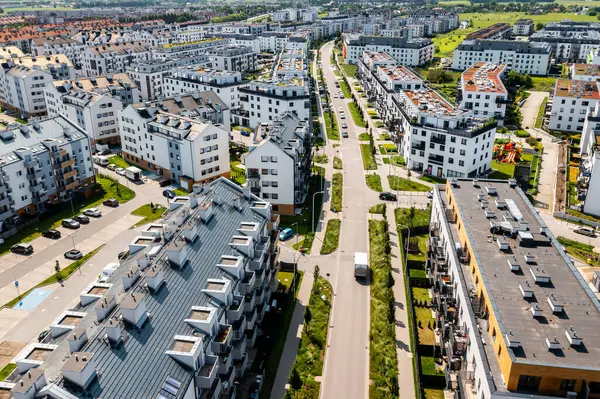 Sokakları ve konut blokları yeşilliklerle çevrili sık banliyö apartmanının kuş bakışı manzarası