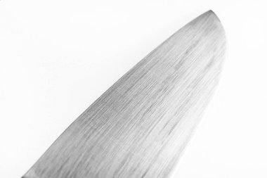 Mutfak temaları için beyaz zemin üzerinde izole edilmiş paslanmaz çelik bıçak yüksek detaylı çekim