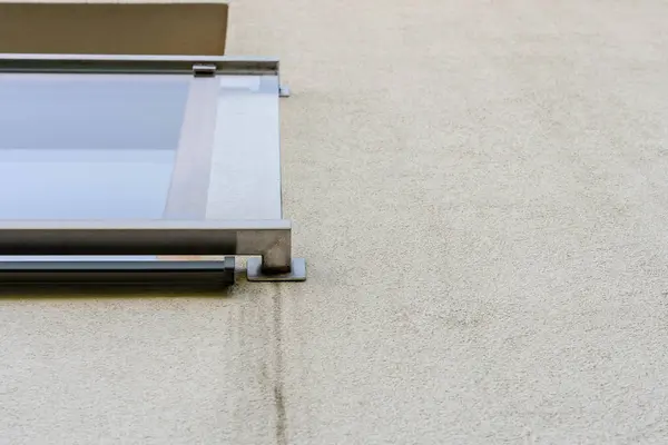 Modern cam ve metal balkon ayrımından, mimari unsurlardan ve ev bakımı sorunlarından gelen beyaz alçılı cephede dikey yağmur serisi