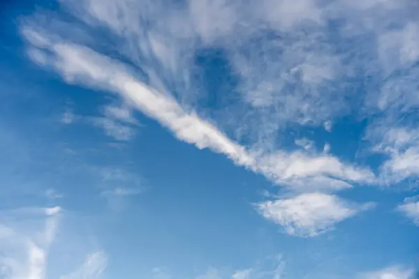 Dinamik sirrus bulutlarının oluşturduğu mavi gökyüzünün yüksek görüntüsü süpürücü şekiller oluşturuyor.