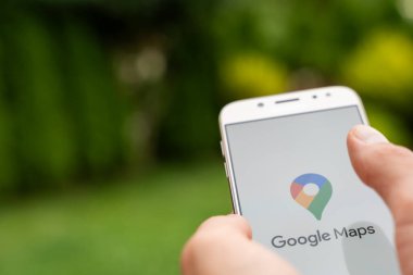 Ekranda Google Maps logosu, navigasyon ve harita servis uygulaması olan akıllı telefonun kapatılması